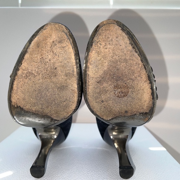 Louis Vuitton - Vintage Logo Monogram Pumps in Patent Leather/Satin/Charms Sz 38 - Picture 15 of 16